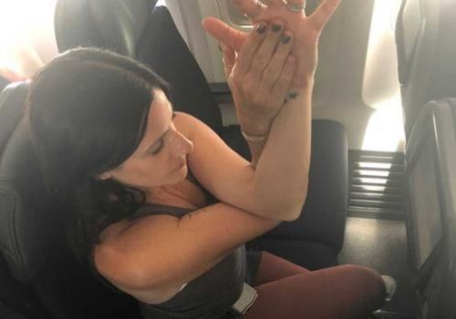 7 động tác yoga giảm đau lưng, mỏi cổ khi đi máy bay