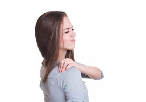 Phải làm sao khi đau vai phải không nhấc tay lên được?