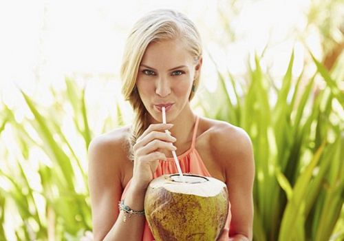 Uống nước dừa như thế nào tốt cho hệ cơ xương khớp vào mùa hè